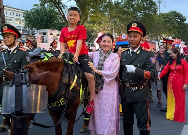 Ngọc Lan đưa con trai đi xem sơ duyệt diễu binh, "lăn lê bò toài" để có được khoảnh khắc này cùng các chiến sĩ