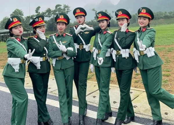 Nhan sắc gây thương nhớ của nữ quân nhân "khối Hoa hậu" diễu binh 30/4, ảnh đời thường càng bất ngờ