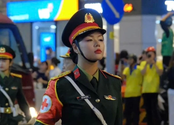 Nữ Trung úy cao 1m73 tham gia diễu binh 30/4, dân tình tấm tắc "thiếu mỗi vương miện là thành Hoa hậu"