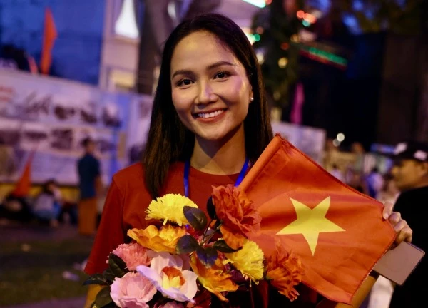 Sơ duyệt diễu hành 30/4: H'Hen Niê - Tiểu Vy và dàn sao tham gia, em trai Sơn Tùng gây sốt vì khoảnh khắc có "1-0-2"