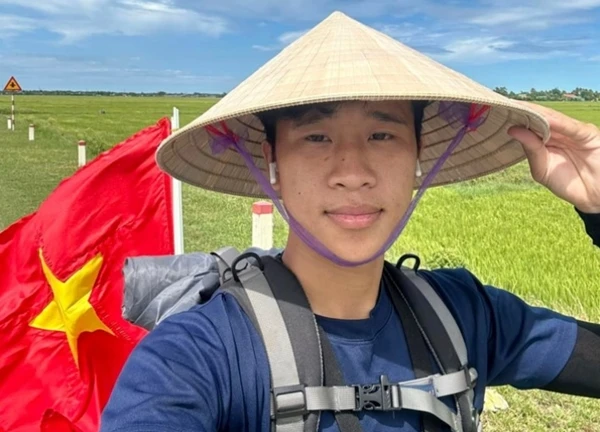 Thanh niên nổi tiếng mạng đã đến TP.HCM sau 22 ngày đạp xe từ Hà Nội, nói 5 từ không ngờ khi đã kịp "deadline"