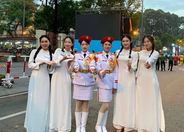Nữ sinh ĐH Tôn Đức Thắng được tuyển chọn gắt gao để tham gia khối xe Nghi trượng tại Đại lễ 30/4
