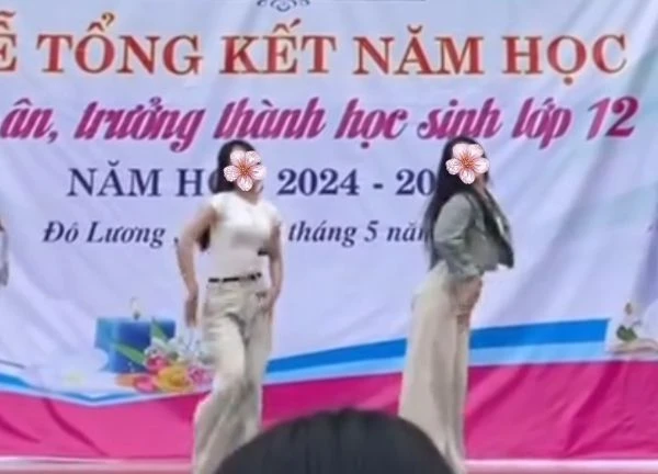 2 nữ sinh 'vượt quy chuẩn' xã hội, mặc đồ ôm sát nhảy 1 kiểu khiến MXH bức xúc?
