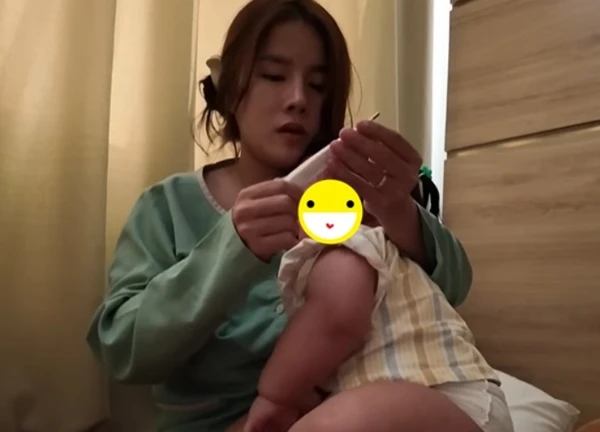 Bà Nhân Vlog bị ch.ỉ tríc.h vì con bị Covid-19 cũng đưa lên làm content