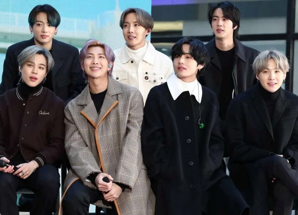 BTS đăng 1 bức ảnh gây bão khắp MXH: Động thái "cứu cánh" bất nhờ cho ông chủ