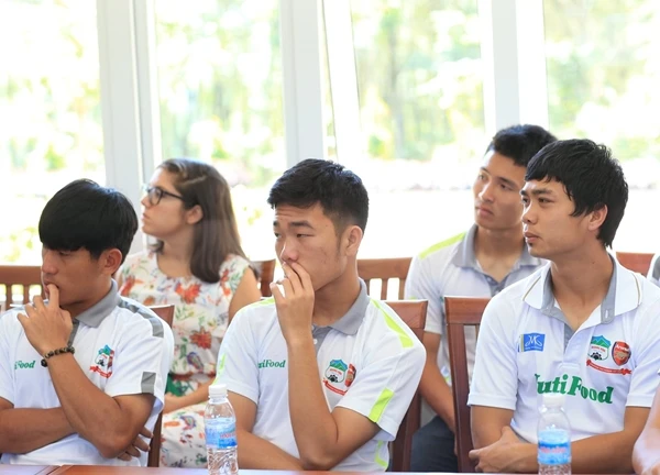 Công Phượng gâ.y số.c với diện mạo mới, sao bóng đá lái xế hộp xịn, mang cả "đồ nghề" massage lên hội quân ĐT Việt Nam