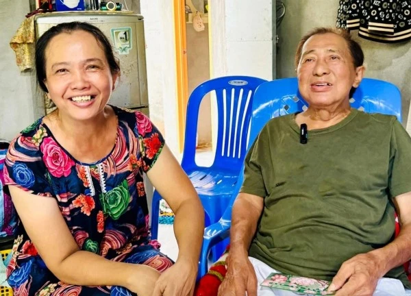 'Ông hoàng đĩa nhựa' giờ sụt 30kg vì bệnh tật, được một người phụ nữ cưu mang