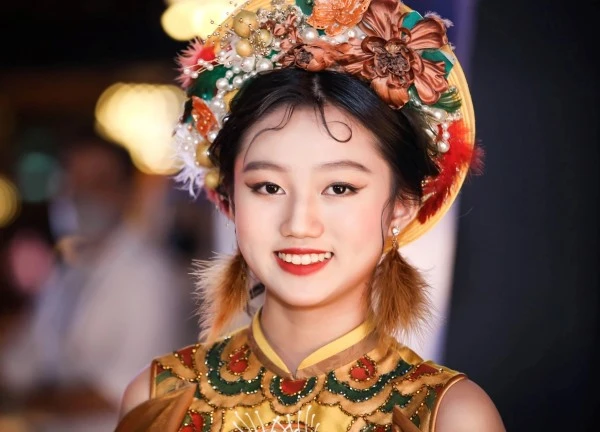 'Ảnh hậu trẻ nhất Việt Nam' tuổi 16 ra dáng thiếu nữ, cát-sê đi diễn đưa mẹ giữ