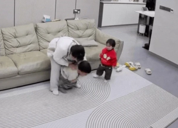 40 giây kinh hoàng của bé trai khóc ngất vì hóc hạt, xem đến cuối clip chỉ biết run rẩy, bủn rủn chân tay