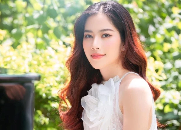 Bị chê nghèo vì mang dép 50K, nữ ca sĩ Việt nổi tiếng cả nước nói rõ một điều
