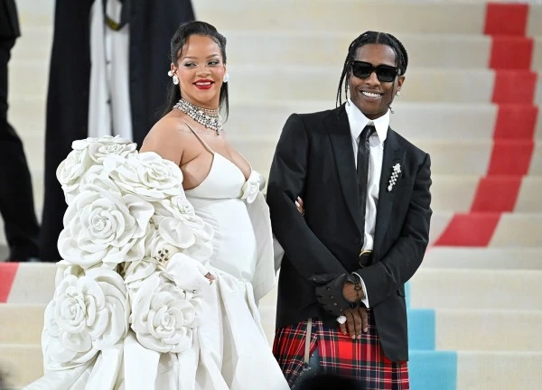 Cặp đôi được hóng số 1 Met Gala 2025: Xứng danh "Ông bà Smith", "cơn địa chấn" khiến cả thế giới nín thở ngóng chờ!