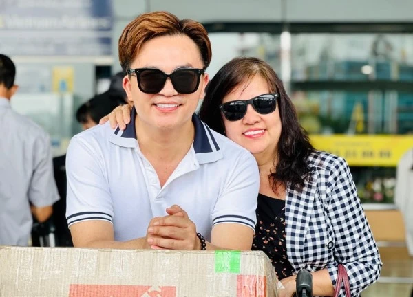 Hình ảnh Đại Nghĩa và mẹ trước khi bà qua đời vì đột quỵ, tình trạng hiện tại của nam MC gây xót xa