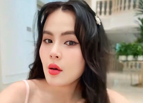 Hoa hậu Việt bị nghi mang bầu giả tiếp tục đáp trả căng ngay trên sóng livestream