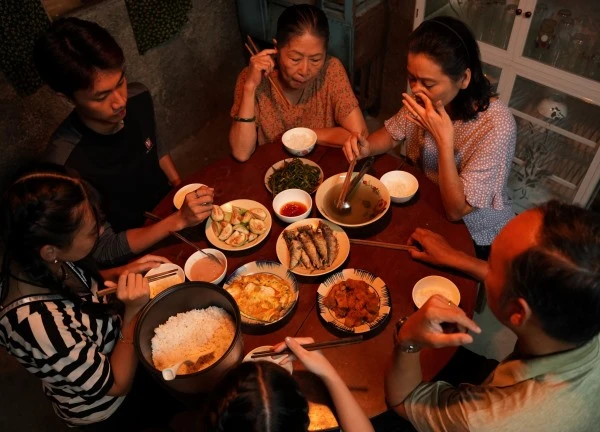 Cách đặt vấn đề 'Khi yêu thương cần ngôn ngữ mới' đầy tinh tế, day dứt của Lý Hải trong 'Lật mặt 8: Vòng tay nắng'
