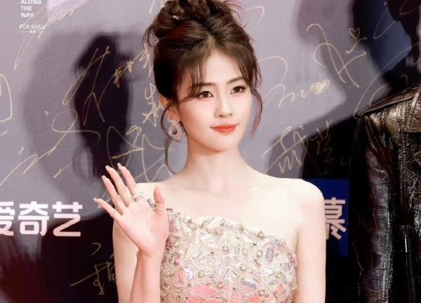 Không thể ngờ 2 nữ thần hàng đầu Cbiz - Dương Mịch, Bạch Lộc cũng bị tật "cổ rùa, lưng gù" xấu xí như thế này