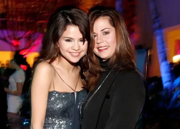 Mẹ của Selena Gomez phải thế chấp nhà để trả lương cho nhân viên