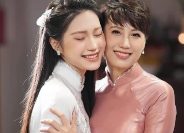 Mẹ vợ hot nhất làng bóng đá khoe nhan sắc U50 trẻ đẹp khó tin, "gen" đỉnh cỡ này Doãn Hải My cỡ nào?