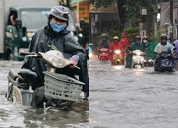 Mưa lớn diện rộng, loạt tỉnh 'chìm' trong nước, người dân 'mất việc' than trời