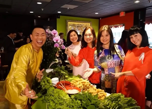 Nam nghệ sĩ ở nhà mặt tiền trung tâm quận 1 TP.HCM: Vàng đeo đầy người, mua đứt mặt tiền triệu đô ở Mỹ