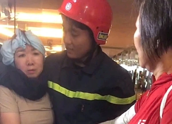 Thót tim cảnh người phụ nữ mắc kẹt trong thang máy phòng gym ở TP HCM