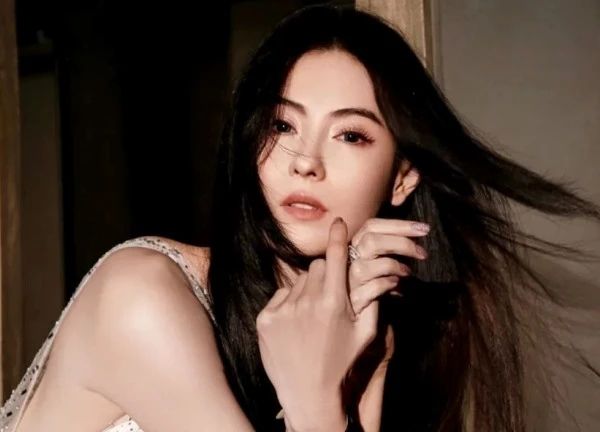 Trương Bá Chi dằn mặt: "Tôi là người có được thanh xuân đẹp nhất của Tạ Đình Phong!"