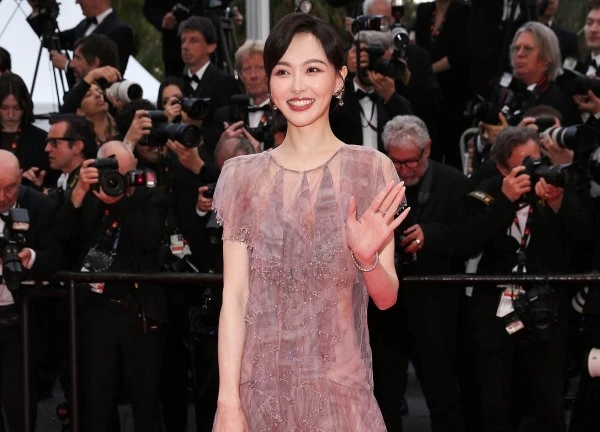 Clip bẽ mặt tại Cannes: Đến minh tinh hạng A như Đường Yên cũng bị bảo vệ thẳng mặt đuổi khỏi thảm đỏ!