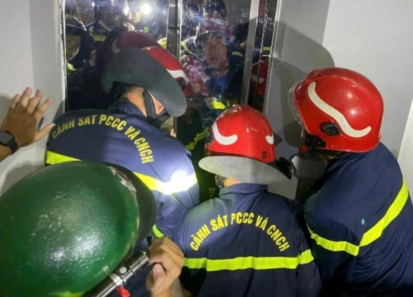 Cảnh sát cứu cô gái kẹt trong thang máy ở TPHCM