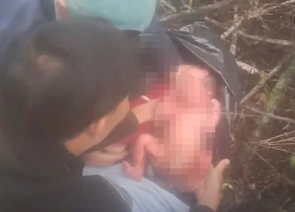 Người đàn ông phát hiện bé trai sơ sinh được bọc kín trong túi nylon