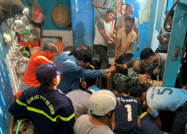 Vụ bố nhảy xuống giếng cứu con: Gần 2 giờ đấu tranh với "tử thần"