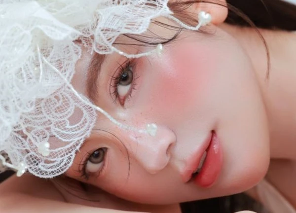 Chu Thanh Huyền khoe visual "nét căng" hậu nghi vấn "dao kéo", Quang Hải không nhận ra vợ, netizen nói "trông giống hệt Hoà Minzy"