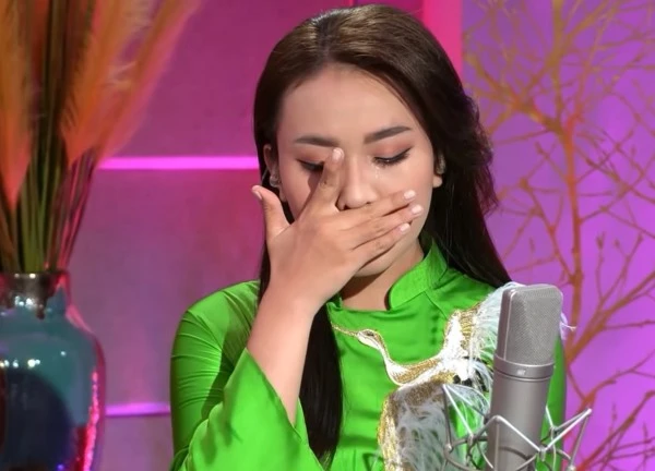 Hai con nuôi Phi Nhung bật khóc nức nở: "Tôi cầm hộp cơm ăn rồi khóc, đúng là nước mắt chan cơm"