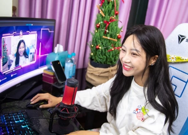 Streamer 2 lần mắc ung thư được cầu hôn gây xúc động: 7 năm, 9 lần từ chối