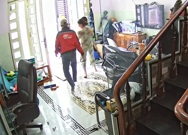 Người mẹ trẻ "lùng tìm" shipper áo đỏ sau cuộc giải cứu bé trai 18 tháng tự chốt cửa phòng