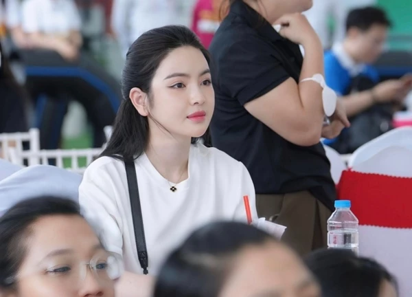 Nhan sắc của bà xã Quang Hải lại... gây xôn xao