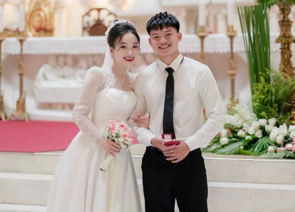 Ảnh hiếm vợ Hồ Văn Cường vàng đeo trĩu cổ lộ diện trong đám cưới ở quê, nhan sắc qua cam thường gây chú ý