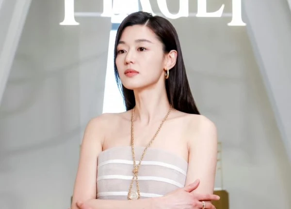Jeon Ji Hyun đại náo sự kiện ở Trung Quốc: "Mợ chảnh" Chun Song Yi quay trở lại rồi!