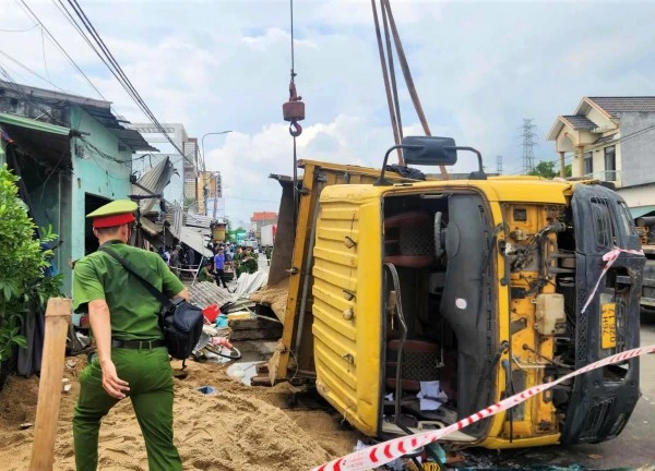 Người phụ nữ đứng trong nhà vẫn gặp họa, bị xe tải tông tử vong