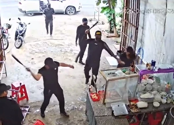 Nhóm côn đồ 7 người áo đen, đi ô tô xông vào đập phá tan hoang quán phở ở Đắk Lắk