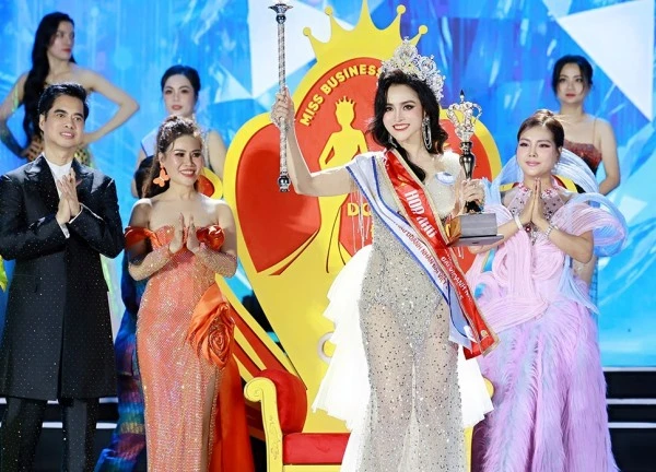 Nữ giám đốc 32 tuổi vui sướng được ca sĩ Ngọc Sơn trao vương miện hoa hậu