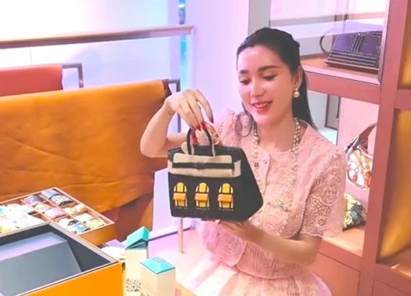 "Phú bà" Ngân Collagen và núi đồ hiệu lạ lắm: Toàn Hermès, Dior... mà nhìn kiểu gì cũng thấy "dại"