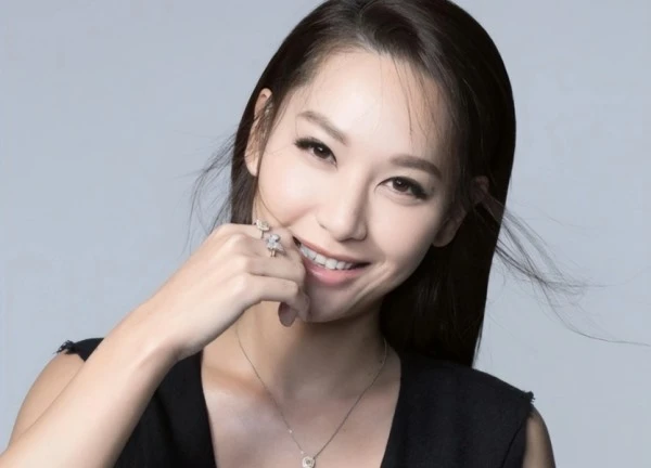 1 Hoa hậu đột ngột "bốc hơi" khỏi showbiz suốt 6 năm, đồng nghiệp phát hoảng tìm kiếm tới giờ vẫn không ra!