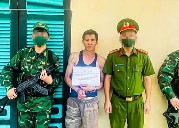 Bắt quả tang đối tượng mua bán trái phép ma túy, sử dụng tài liệu giả