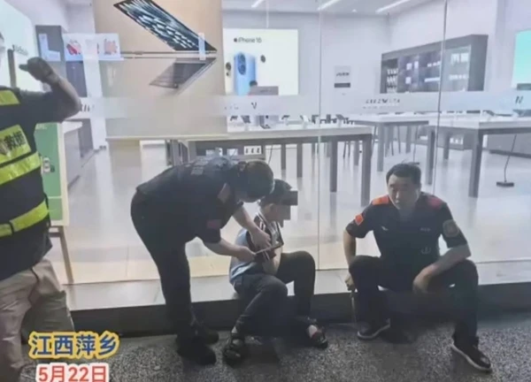 Cậu bé nghiện điện thoại bị bố đánh liền bỏ nhà đi, 2 ngày sau nhận tin khiến cả đời hối hận: Đừng quay lưng vì đó có thể là lần cuối...