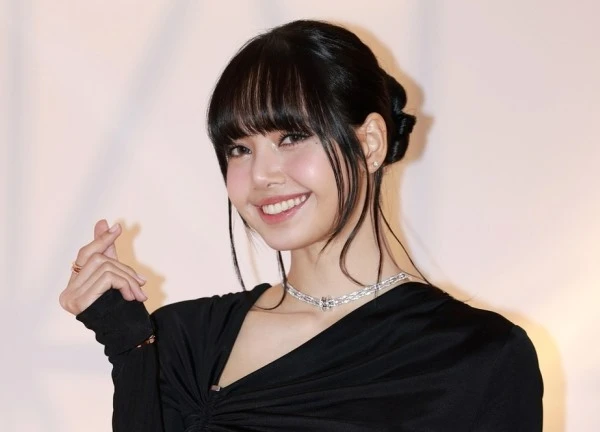 Drama lại ập đến Lisa (BLACKPINK): Cư xử giả tạo, quá lố trước mặt các đàn em