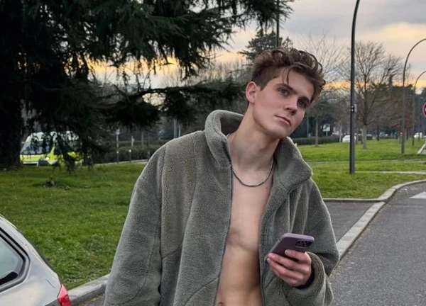 VĐV 22 tuổi bị đình chỉ sau khi mở tài khoản OnlyFans