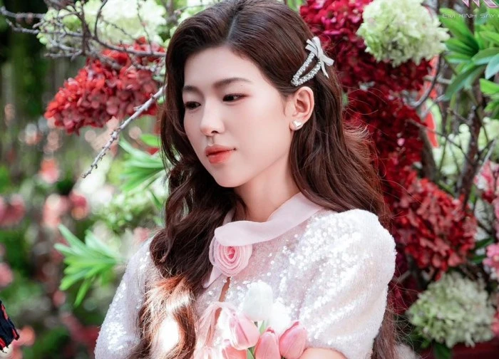 1 Em Xinh nhập cuộc livestream giải đề Văn THPT nhưng vướng tranh cãi, vội vàng lên tiếng đính chính
