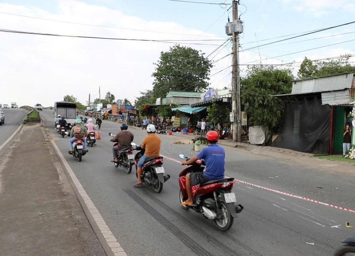 Ô tô tông loạt xe máy ở Hậu Giang, 2 người thương vong