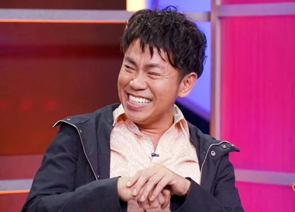 Nam danh hài cả nước biết mặt bị một ông chủ "ép" công khai giới tính