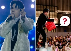 Quang Hùng 'chiếu cố' fan Huế, xách giỏ ném quà 'độc lạ' tẩm hơi giữa sân khấu?