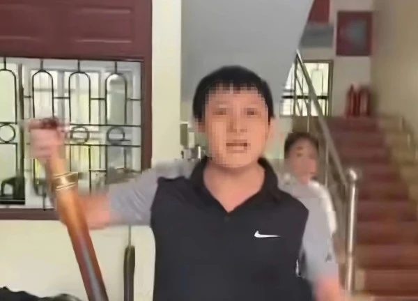Cán bộ đội thuế ở Thanh Hóa cầm điếu cày, xưng 'mày - tao' với dân